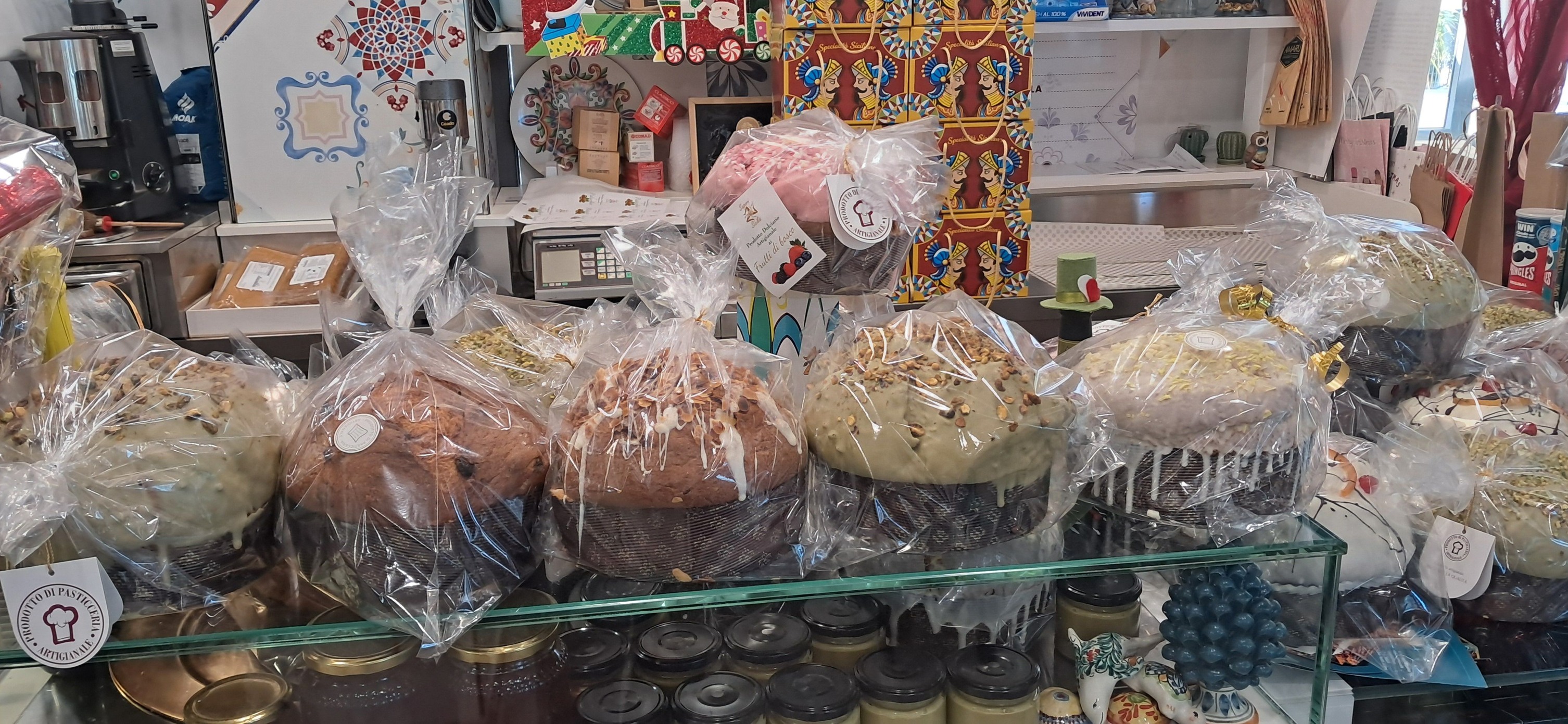 Tavolata di Panettoni articgianali tipici siciliani imbustati per i regali di natale